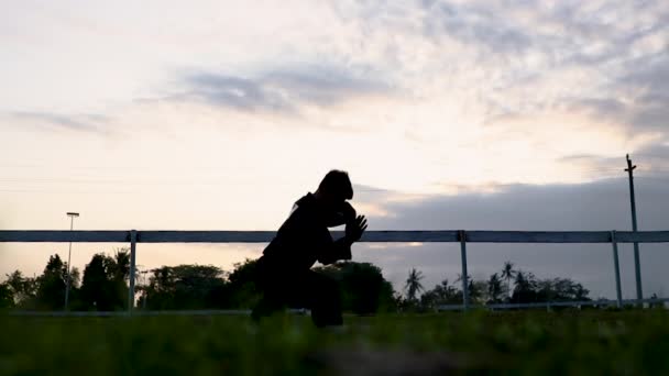 Silhouette of male warrior with side stance movement — Stock Video