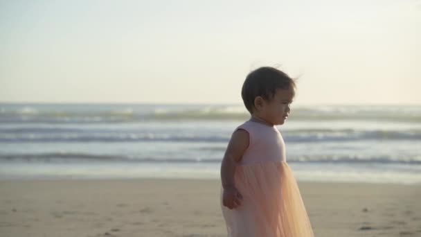 Lilla barn njuta av att leka med sand — Stockvideo