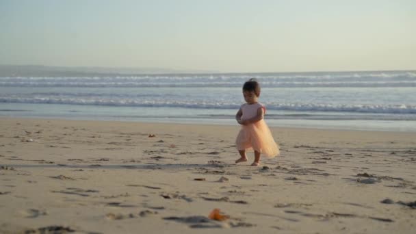 A kisgyerek szeret homokkal játszani. — Stock videók