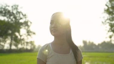 Egzotik manzaralar arayan güzel bir genç kızın portresi. Eğlenmek ve rahatlamak için.