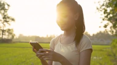 Elinde cep telefonu olan güzel bir kızın portresi.