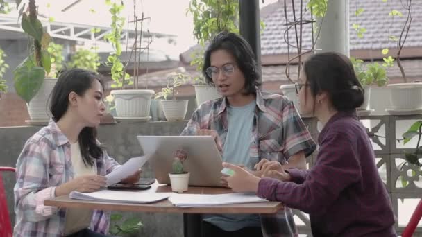 Portrait of young asian students meeting — Αρχείο Βίντεο