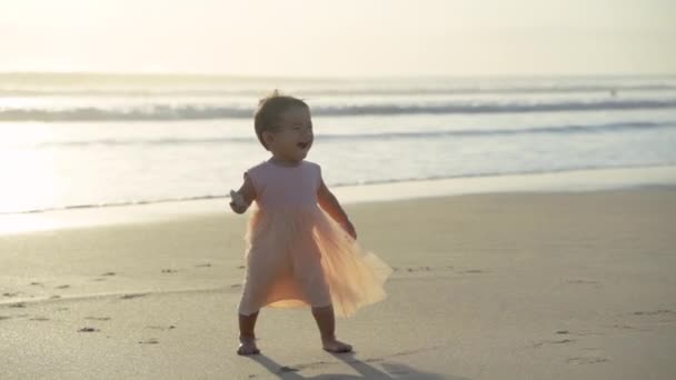 Pieni lapsi nauttia leikkii hiekalla — kuvapankkivideo