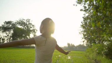 Egzotik manzaralar arayan güzel bir genç kızın portresi. Eğlenmek ve rahatlamak için.
