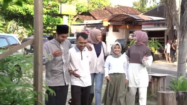 Pasangan muslim datang dengan sebuah koper untuk disambut oleh anggota keluarga — Stok Video