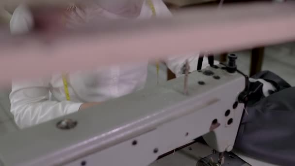 Asiática hembra sastre empleado cose usando un bordado máquina — Vídeo de stock