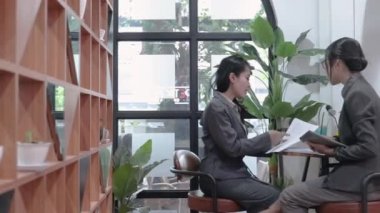 Genç Asyalı iş kadını buluşması