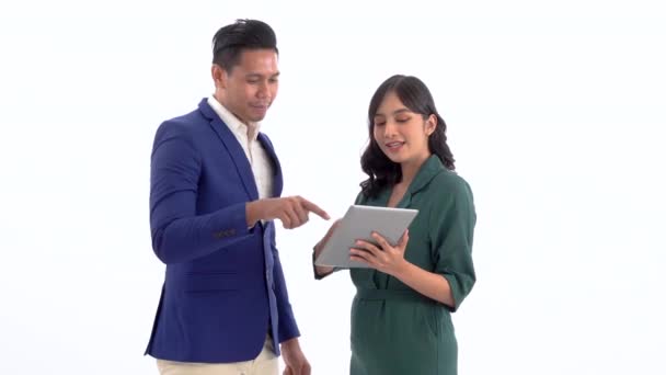 Happy business partner portrait. explaining project on tablet together — Stock Video