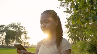 Elinde cep telefonu olan güzel bir kızın portresi.