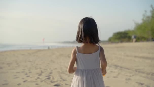 Little girl enjoy playing in the beach running — Αρχείο Βίντεο