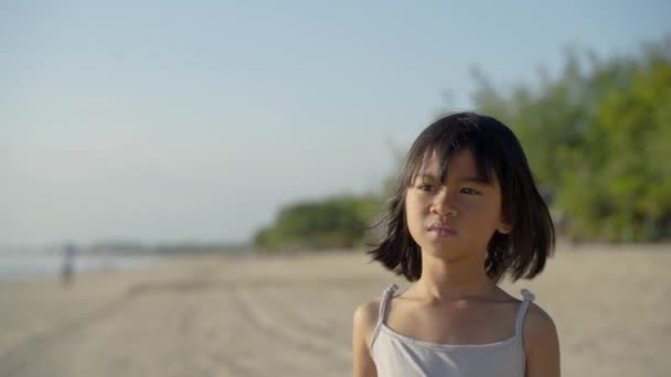 Little girl enjoy playing in the beach walking — Αρχείο Βίντεο