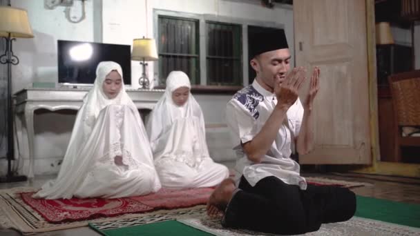 Família muçulmana orando jamaah juntos em casa — Vídeo de Stock