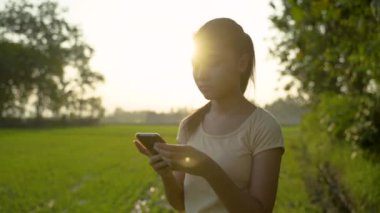 Elinde cep telefonu olan güzel bir kızın portresi.