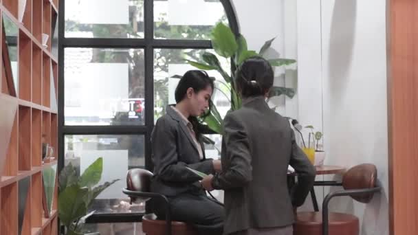 年轻的亚洲女商人相遇 — 图库视频影像