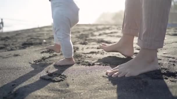 Moeder helpen haar baby naar lopen haar eerste stap — Stockvideo