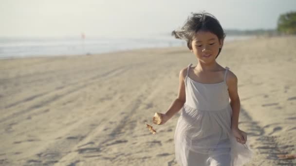 Little girl enjoy playing in the beach running — Αρχείο Βίντεο