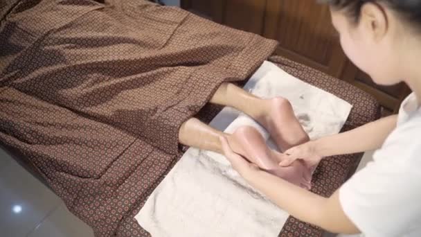 발 마사지를 하고 있는 젊은 여성 청부업자 — 비디오