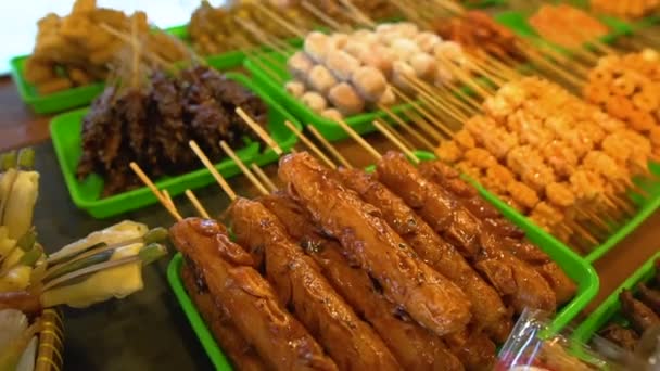 Indonesisches Essen in traditionellem Restaurant — Stockvideo