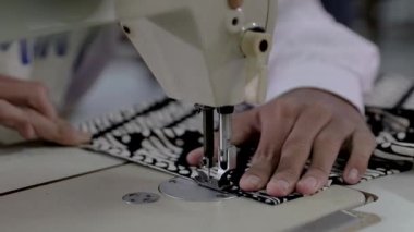 Kumaş deseni dikiş makinesi kullanılarak dikilmiş.