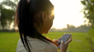 Elinde cep telefonu olan güzel bir kızın portresi.