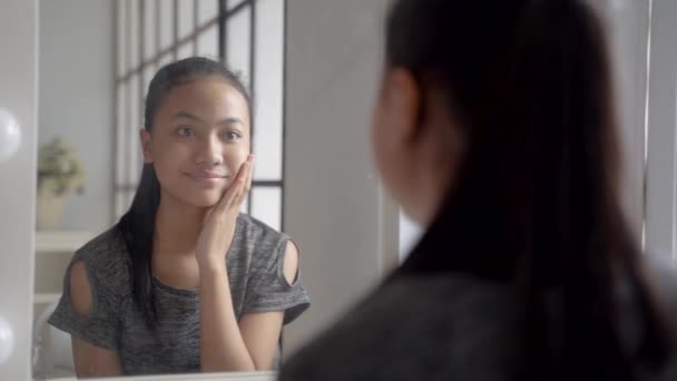 亚洲女孩在照镜子时皮肤有问题。忧心忡忡的少女 — 图库视频影像