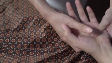 Terapist parmak masajı yapıyor.