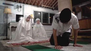 Müslüman aile evde Jamaah 'a dua ediyor.