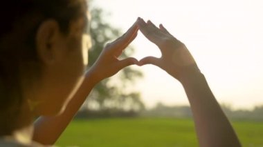 Kız eli, parmaklarıyla aşk jesti yapıyor.