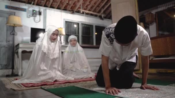 Muzułmańska rodzina modli się razem w domu — Wideo stockowe