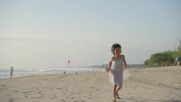 Niña disfrutar jugando en la playa corriendo — Vídeo de stock