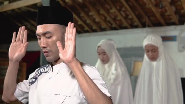 Мусульманские семьи молятся Джамаа вместе дома — стоковое видео