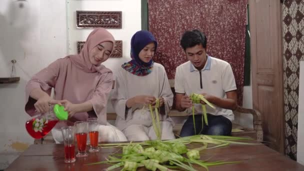 Müslüman ailesi ve arkadaşı bayram için ketupat yapıyor. — Stok video