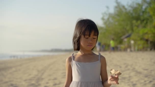 Little girl enjoy playing in the beach walking — Αρχείο Βίντεο