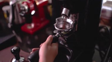 Kahve makinesiyle bir fincan kahve yap.