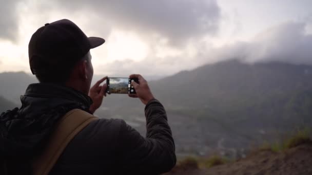 Hombre fotógrafo con mochila y teléfono — Vídeo de stock