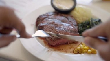 Biftek yiyorum. Orta boy sığır eti bifteği.