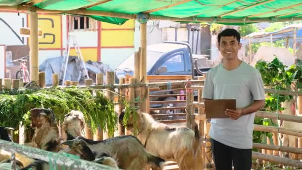 Granjero en su granja tradicional — Vídeos de Stock