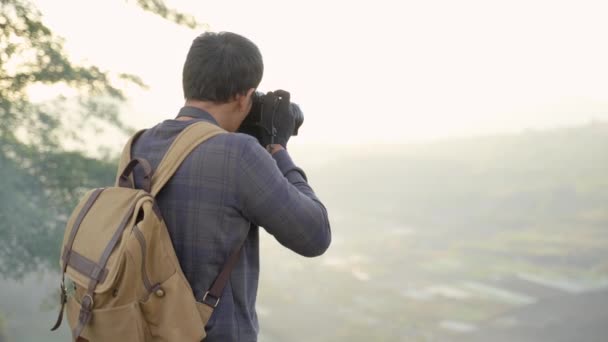 Fotografo uomo con zaino e telefono — Video Stock