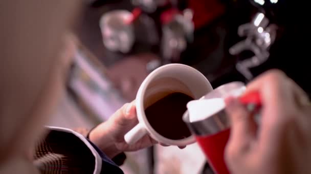 Zbliżenie barista wlewać mleko do a filiżanka latte sztuka — Wideo stockowe