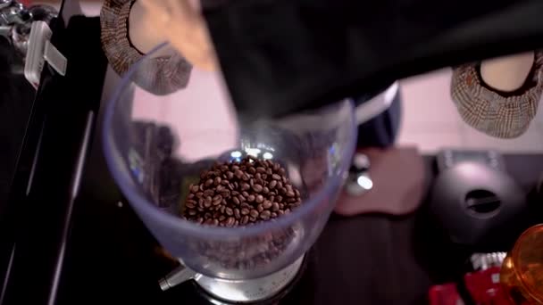 用咖啡机泡一杯咖啡 — 图库视频影像