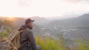 Sırt çantalı maceraperest adam.