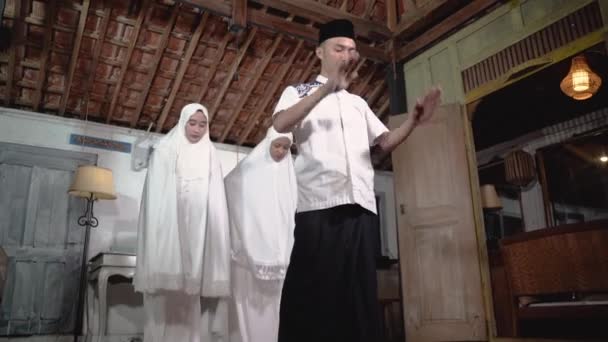 Muslimska familjen ber jamaah tillsammans hemma — Stockvideo