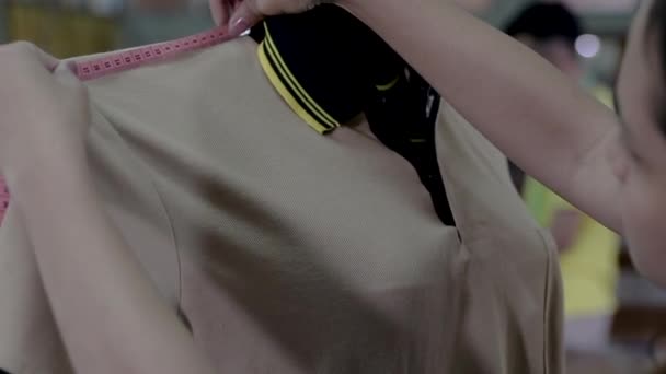 女裁缝用带子量身裁剪织物 — 图库视频影像