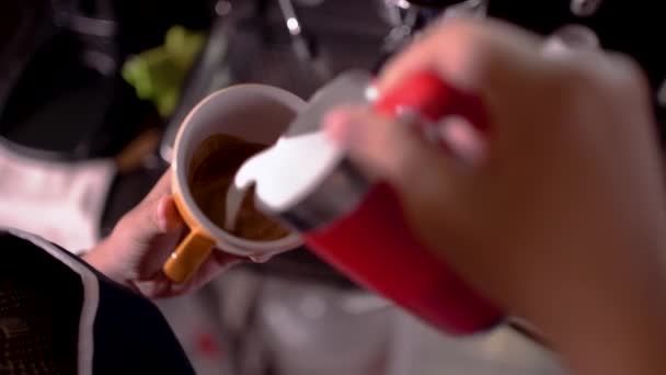 Detailní barista nalít mléko do šálek latte art — Stock video