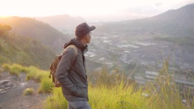 Sırt çantalı maceraperest adam.