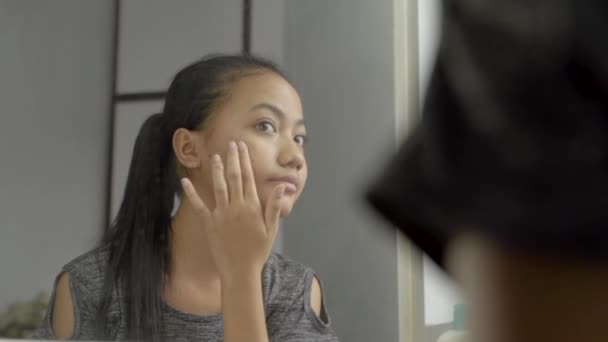 Asiatique fille ayant des problèmes avec peau regarder dans le miroir. inquiet adolescent jeune femme — Video