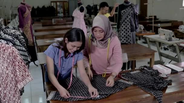 Asiática hembra sastre empleado cose usando un bordado máquina — Vídeos de Stock