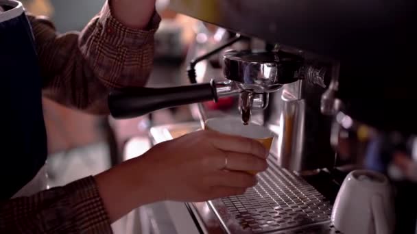 Zrobić filiżankę kawy z ekspresem do kawy — Wideo stockowe