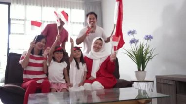 heyecan verici Endonezyalı aile destekçisi evde televizyonda maç izlerken