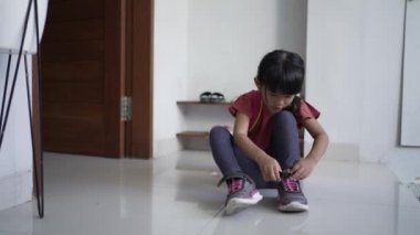 İlkokul öğrencisi sabah okula gitmeye hazırlanıyor.